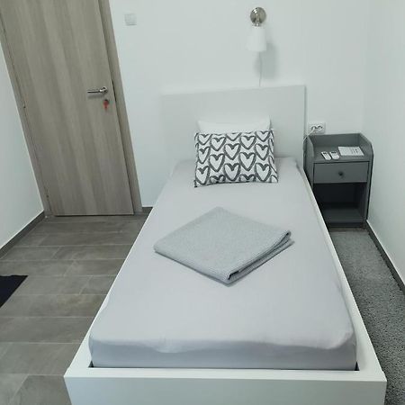 Happy Room Карловаць Екстер'єр фото