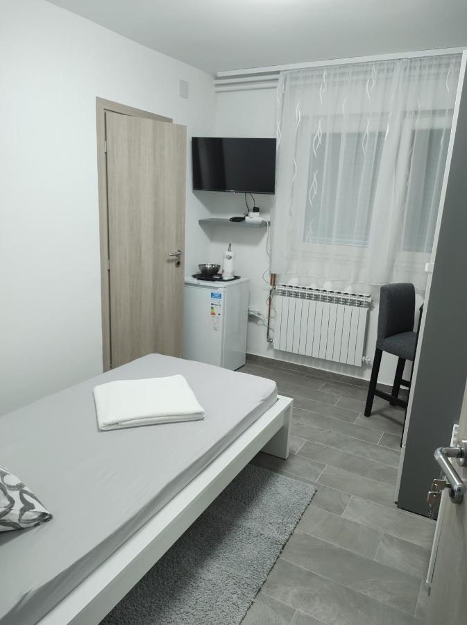 Happy Room Карловаць Екстер'єр фото