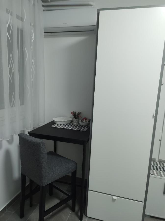 Happy Room Карловаць Екстер'єр фото