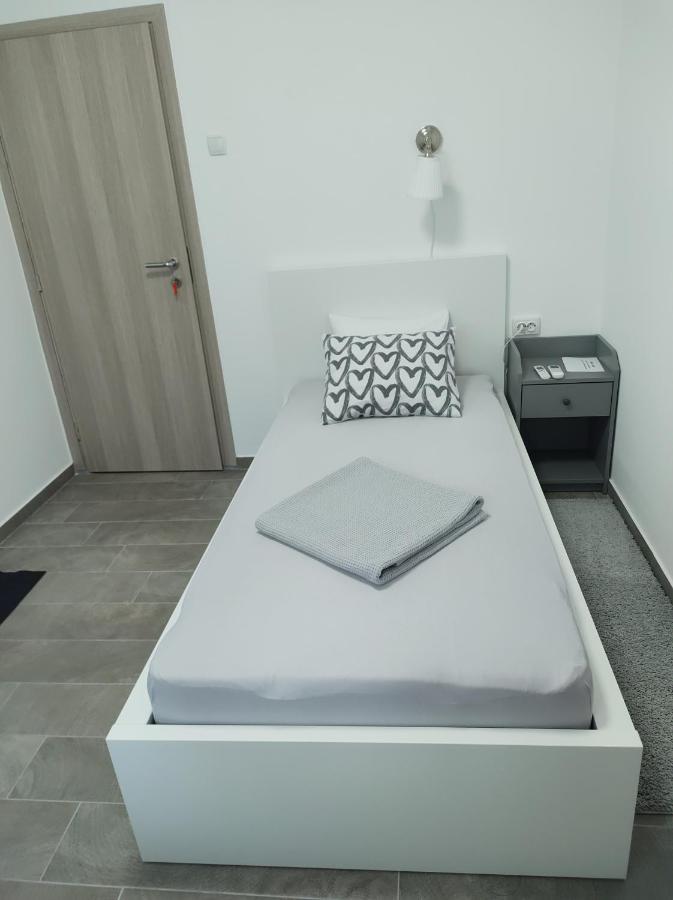 Happy Room Карловаць Екстер'єр фото