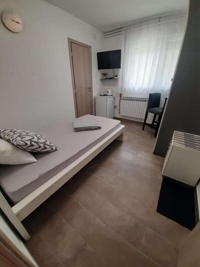 Happy Room Карловаць Екстер'єр фото