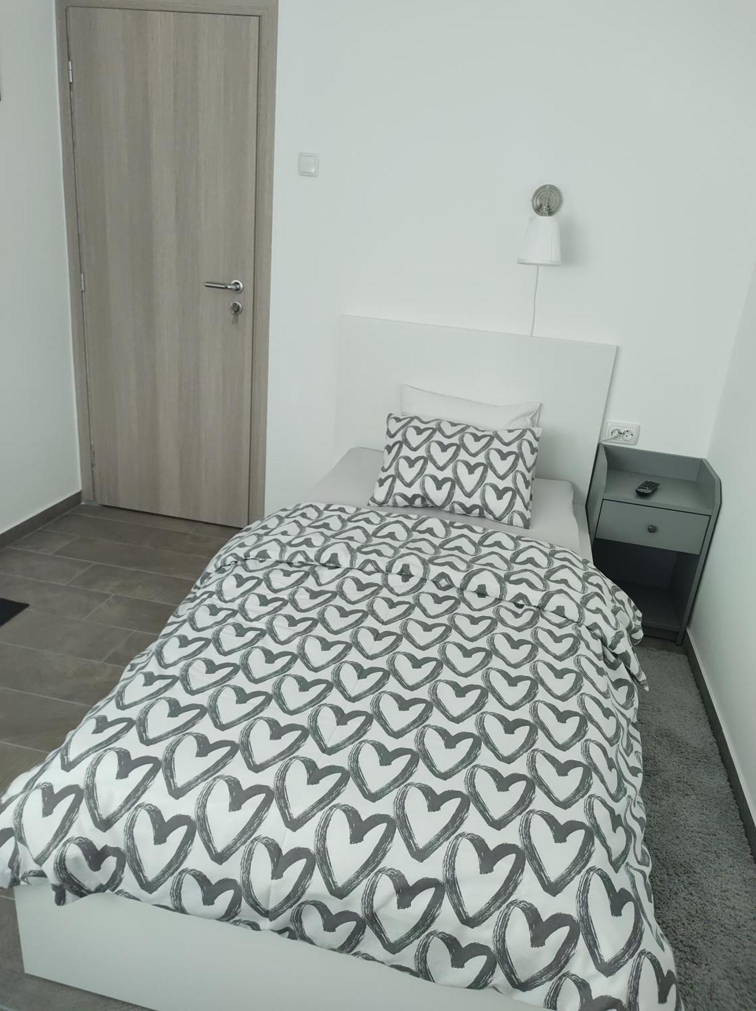 Happy Room Карловаць Екстер'єр фото